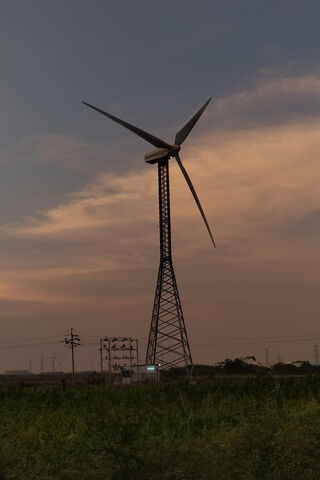 Harnessing the Wind: A Modern Marvel 🌬️💡