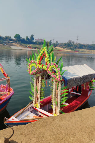 A Floral Oasis on Water 🌸🚤