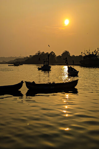 Golden Horizons: A Serene Sunset Over Water