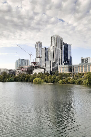 Urban Reflections: A Glimpse of City Life 🌆