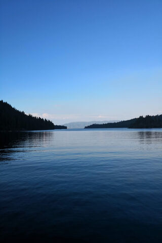 Tranquil Reflections at Calm Lake 🌊✨