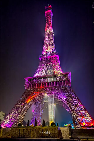 Eiffel Tower: A Nighttime Marvel 🌟