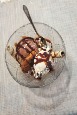 Decadent Delight: The Ultimate Ice Cream Sundae 🍦🍫