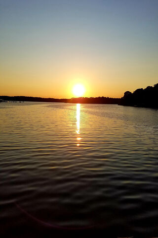 Golden Reflections: A Serene Lake Sunset 🌅✨