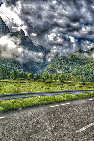 Journey Through the Misty Mountains 🌄🚗