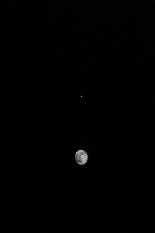Lunar Serenity: A Glimpse of the Night Sky 🌙✨