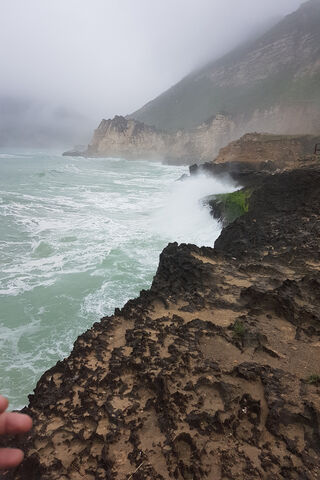 Mystical Waves of Oman: Nature's Masterpiece 🌊🏞️