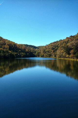 Tranquil Reflections at Missouri Pond 🌊🍂