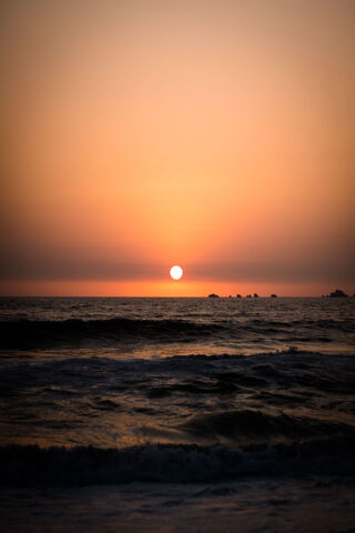 Sunset Serenity: A Moment of Tranquility 🌅