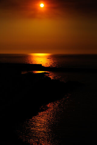 Golden Horizons: A Sunset Over the Sea 🌅✨