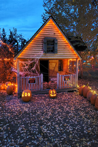 Haunted Harvest Hideaway 🎃🏚️