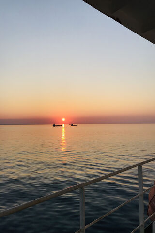 Serenity at Dusk: A Sea and Sun Escape 🌅🌊