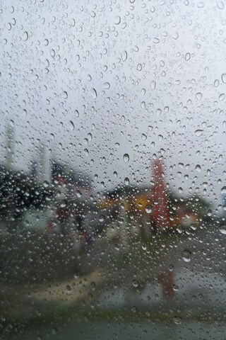 Raindrops and Reflections: A Rainy Day Vibe 🌧️