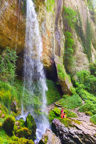 Nature's Cascade: A Hidden Gem in the Mountains 🌊🏞️