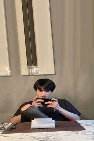 Jeno's Chill Vibes: A Moment of Relaxation 📱✨