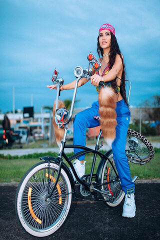 Natti Natasha: Queen of the Streets 🚴 ✨