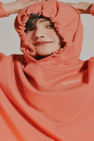 Charming Playfulness: Song Kang's Unique Style