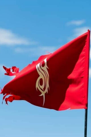 The Iconic Slipknot Banner: A Symbol of Unity and Chaos 🎶🪦