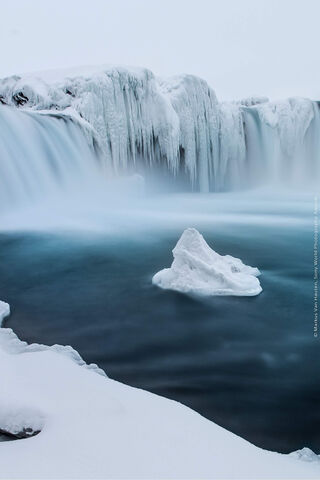 Nature's Majesty: The Frozen Beauty of Waterfalls ❄️🌊