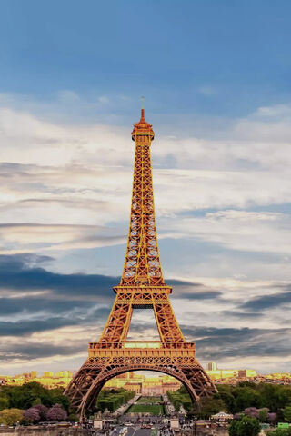 The Iconic Eiffel Tower: A Parisian Marvel 🌟