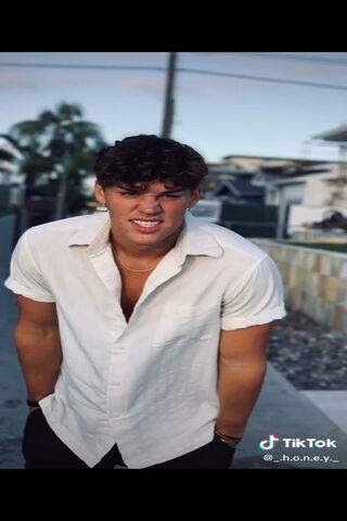 Charming Vibes: Noah Beck's Street Style 🌟