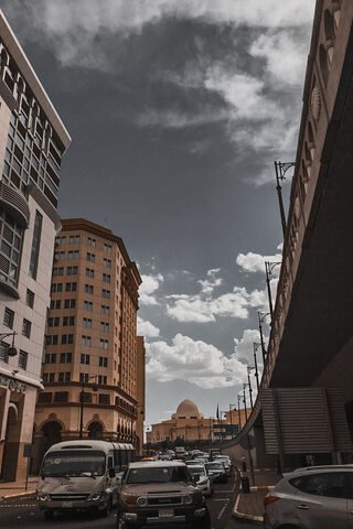 Urban Journey: A Glimpse of City Life 🚗🏙️