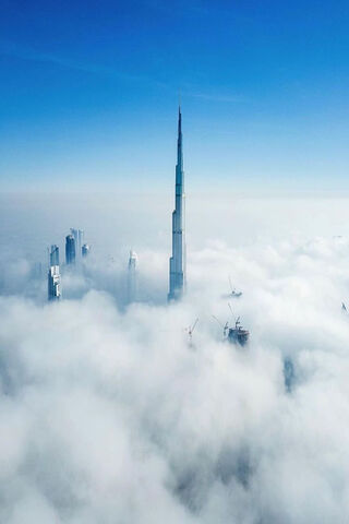 Reaching for the Sky: The Majestic Burj Khalifa 🌆✨