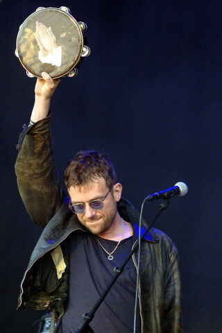 Rhythms of the Stage: Damon Albarn in Action 🎶