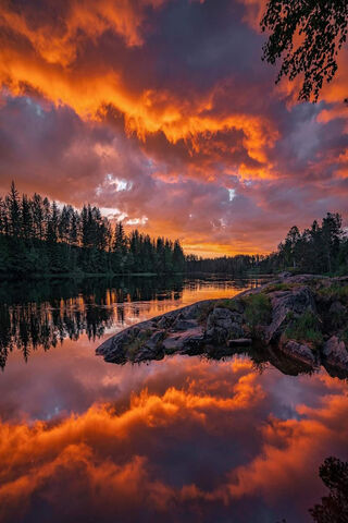 Kong's Berg: A Fiery Sunset Over Norway's Tranquil Waters 🌅