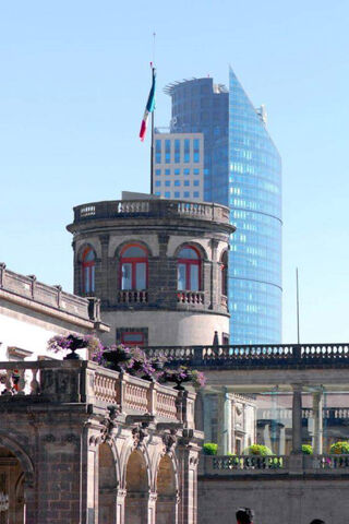 Contrasting Eras: Mexico's Architectural Harmony 🇲🇽🏙️