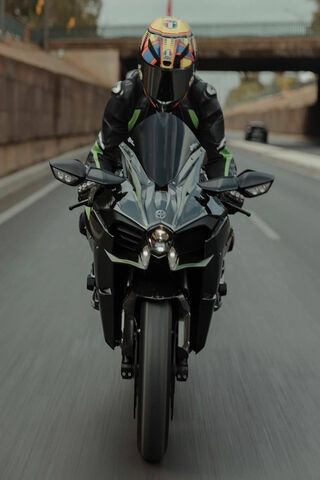 Unleashing the Beast: Ninja H2 in Action! 🏍️💨