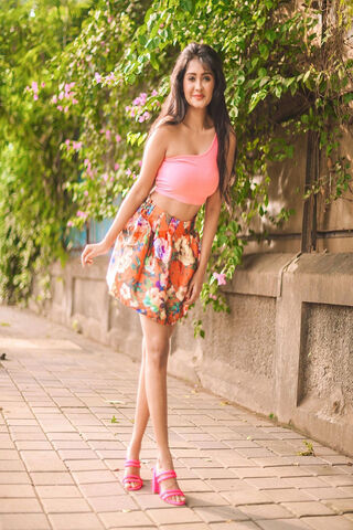 Charming Stroll on the Roadside 🌸✨