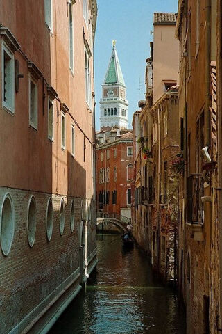 Venetian Serenity: A Hidden Gem 🌊🏛️