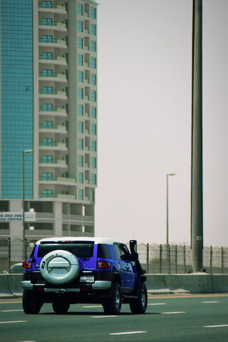 Cruising Through Dubai's Urban Landscape 🚗🌆