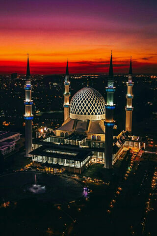 Istanbul's Majestic Skyline at Dusk 🌆✨