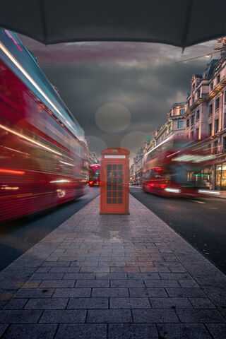 London's Iconic Red: A Timeless Scene 🇬🇧📸