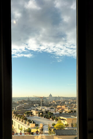 A Glimpse of Eternal City: Rome's Skyline 🌅