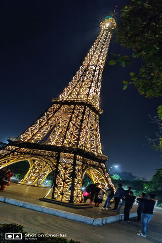 Twinkling Marvel: The Eiffel Tower at Night 🌟