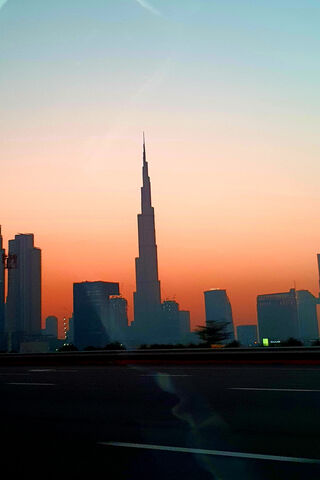 Reaching for the Sky: The Iconic Burj Khalifa 🌆✨