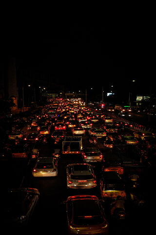 Nighttime Gridlock: A City in Motion 🚦🌃