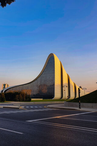 The Flowing Elegance of Baku's Heydar Aliyev Center 🌟