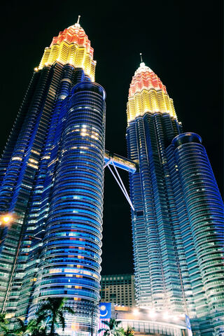 KLCC: A Nighttime Marvel 🌟🏙️
