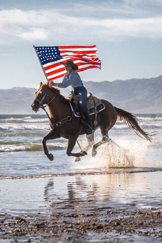 Riding with Pride: A Gallant Display of the American Spirit 🇺🇸🐎