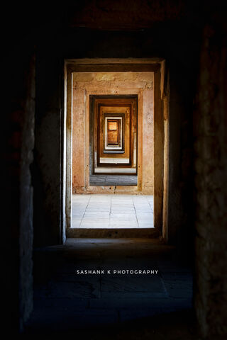 Endless Perspectives: A Journey Through Frames 🖼️✨