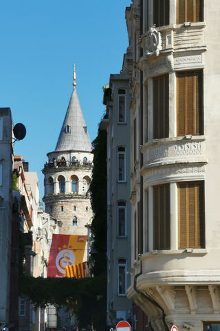 Galata Tower: A Glimpse of Istanbul's Charm 🏰✨
