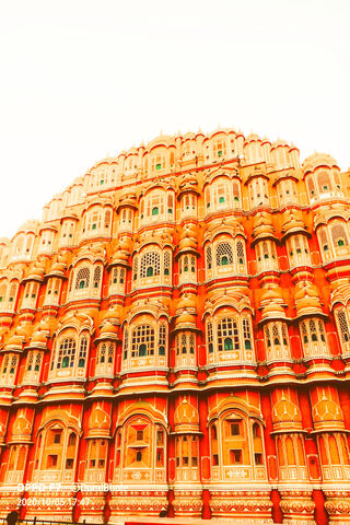 The Majestic Hawa Mahal: A Breeze of Beauty 🌬️🏰