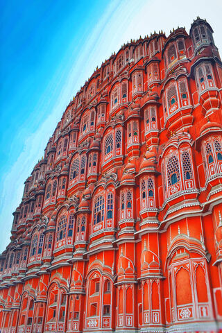 The Majestic Hawa Mahal: A Breeze of Royal Elegance 🌬️🏰