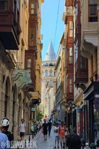 Charming Streets of Istanbul: A Glimpse of History 🕌✨