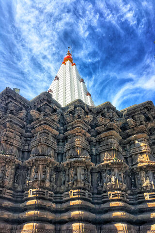 Majestic Heights: The Kolhapur Temple Experience 🕌✨