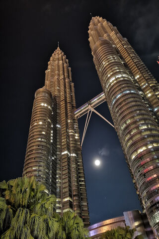 Kuala Lumpur's Iconic Twin Towers Under the Moonlight 🌙🏙️